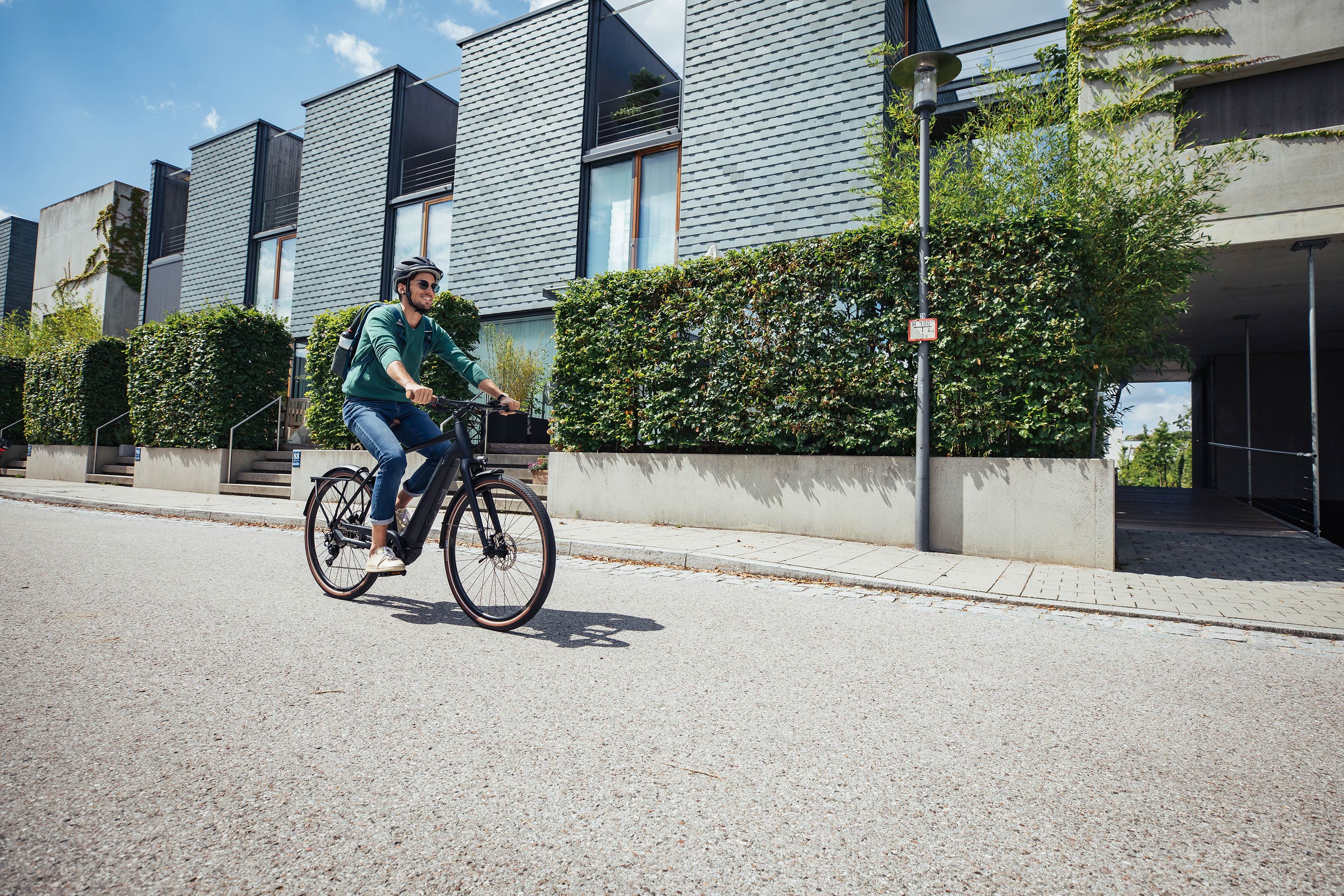 service_bike-leasing_biker_vor_gebäude_2020